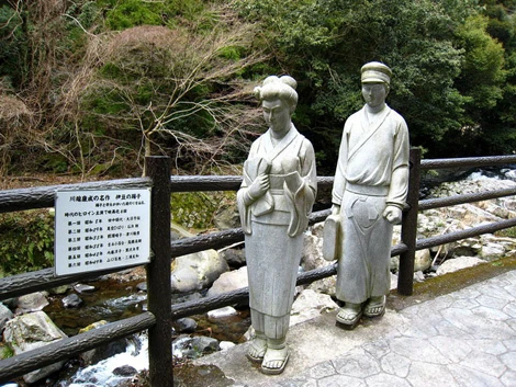 Những bức tượng đá với nhiều tâm trạng khác nhau được xếp dọc các con suối ở Izu.