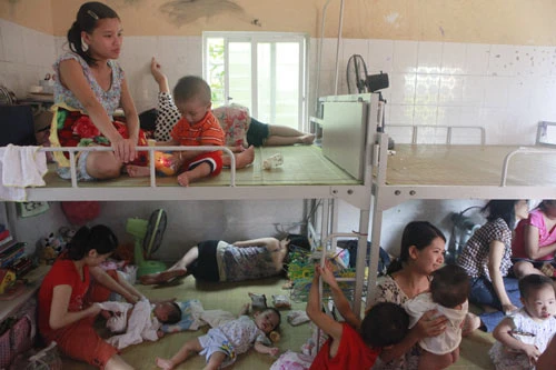 98 đứa trẻ và 25 cô bảo mẫu sống... ...trong 7 căn phòng chật hẹp Giấc ngủ hồn nhiên Đứa trẻ bị tật bẩm sinh được nhà chùa đưa đi phẫu thuật Bé sơ sinh hơn 10 ngày tuổi bị vứt bỏ trước cổng chùa Bàn tay nhỏ xíu bằng một ngón tay của cô bảo mẫu