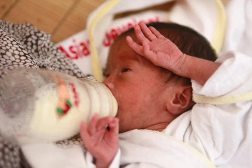 98 đứa trẻ và 25 cô bảo mẫu sống... ...trong 7 căn phòng chật hẹp Giấc ngủ hồn nhiên Đứa trẻ bị tật bẩm sinh được nhà chùa đưa đi phẫu thuật Bé sơ sinh hơn 10 ngày tuổi bị vứt bỏ trước cổng chùa Bàn tay nhỏ xíu bằng một ngón tay của cô bảo mẫu