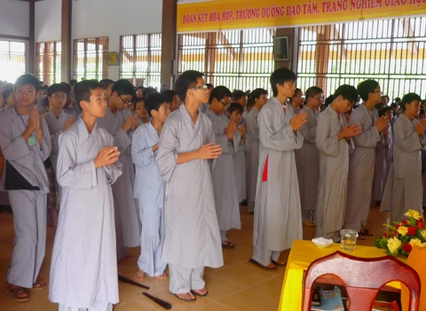 Hơn 600 học sinh tề tựu trong lễ khai giảng. Buổi học thiền đầu tiên. Không giấu nổi sự hồn nhiên. Cùng nhau xuống núi đi khất thực. Cười hồn nhiên trong giờ tiểu thực. Tập trung trở lại khu nhà ở sau giờ ăn trưa. Sư thầy nhẹ nhàng nhắc nhở các em nhỏ đi đúng hàng. Hai em nhỏ tranh thủ giờ nghỉ trưa xem lại bài vở. Các em cùng nhau học Phật pháp. Vốn là nơi tu hành của các bậc chư tăng, song để đáp ứng nhu cầu chúng sinh, Thiền viện Trúc Lâm Tây Thiên đã nhận giúp các "cậu ấm, cô chiêu" tập tu, sửa mình mà không thu bất cứ khoản lệ phí nào. Lớp học năm trước chỉ có 40-50 em nhỏ, do tiếng lành đồn xa, năm nay con số đã gấp hơn 10 lần. Các thầy phải chia làm nhiều khóa học để tiếp nhận các em. Khóa học đầu tiên dành cho các em từ 10 đến 14 tuổi, khai giảng vào ngày 13/6 và sẽ kết thúc sau 2 tuần. Thiền sư Thích Kiến Nguyệt, trụ trì Thiền viện Trúc Lâm Tây Thiên cho biết, do khuôn viên và số lượng thiền sư có hạn nên không thể nhận cùng lúc tất cả em nhỏ. Hiện 90 thầy, cô phải làm việc hết mình để quản lý, dạy dỗ 600 em nhỏ. Nói về lợi ích của việc tu tập, đặc biệt là ngồi thiền, thầy Nguyệt nhận xét: “Thiền là phương pháp tĩnh tâm khai trí. Khoa học đã chứng minh đứa trẻ ngồi thiền thông minh, kiên nhẫn hơn những đứa trẻ không ngồi thiền. Hiện nay, ở nhiều nước đã đưa thiền vào chương trình giáo dục. Các em tranh thủ đọc sách Phật trong giờ nghỉ. Ảnh: Hải Đăng. Ngoài việc học thiền, các sư thầy, sư cô sẽ chỉ dạy cho các em thói quen thức dậy từ 3h sáng, gập chăn màn sao cho vuông vức, ngay ngắn, sau đó nhẹ nhàng di chuyển về giảng đường để tọa thiền. Kết thúc giờ tọa thiền lúc 5h sáng, các em sẽ đến với bữa sáng gọi là tiểu thực. Lũ trẻ tay cầm bát, xếp thành hàng dài ngay ngắn đi về phía Trai đường để tự chọn khẩu phần ăn chay cho mình. 7h30 là bắt đầu giờ học đạo. Các em nhỏ được dạy kinh Phật để biết nhìn vạn vật bằng tình yêu thương, biết đúng, biết sai để sớm "phát tâm tỉnh giác, xa lìa chỗ tối tăm". 11h trưa là đến giờ khất thực (ăn trưa). Trước khi ăn, lũ trẻ phải chắp tay cầu nguyện và cùng nghe thầy giảng về nguồn gốc hạt lúa, củ khoai, ý nghĩa của những bữa ăn chay... Buổi chiều những cậu ấm, cô chiêu vốn quen với nếp sống thị thành, quen với sự nuông chiều, ỉ lại vào cha mẹ, người thân, được dạy cách làm việc nhà như: nấu cơm bằng bếp củi, rửa bát, nhặt rau... Các em kết thúc một ngày bằng lễ sám hối tại chánh điện, tức là xem xét lại tất cả những hành động trong ngày để nhận biết đúng, sai và sửa mình. Có nhiều lý do để các bậc phụ huynh đưa con em đến tập tu. Người thì muốn con tách khỏi cuộc sống thường nhật để cai games, người muốn con được học Phật pháp để chúng hiểu rõ hơn về ý nghĩa cuộc sống, trân trọng những gì đang có, để chúng biết được nguồn gốc của hạt lúa, củ khoai, biết trân trọng thành quả lao động của người khác. Và cũng có những ông bố bà mẹ đưa con lên chỉ để con biết thế nào là nhặt rau, quét nhà, nấu cơm… Chia sẻ cảm giác về ngày đầu tập tu, cô bé Phạm Phương Thảo, 14 tuổi, thật thà: “Cháu chẳng muốn lên đây, ở đây chán lắm, chẳng qua là bố mẹ ép. Cháu nghiện Audition nặng, chỉ cần hai chai nước, chẳng cần ăn gì, cháu có thể ngồi cả ngày. Giờ này bọn bạn cháu chắc đang ngồi ở quán net đầu đường Tô Hiệu (Cầu Giấy, Hà Nội)". Khác với sự bạo dạn của Thảo, hai chị em Nguyễn Việt Hà (14 tuổi) và Nguyễn Việt Hương (6 tuổi) ở Đống Đa (Hà Nội) tỏ ra dè dặt khi tiếp xúc với người lạ. Hương nhỏ tuổi nhất tại khóa học lần này. Thấy bố mẹ đưa chị lên đây để có thời gian nghỉ ngơi sau một năm học vất vả, cô bé nhất định đòi lên cùng chị. Đôi mắt sưng húp, Hà nói: “Hết giờ sám hối chiều qua, em cháu bắt đầu khóc đòi mẹ. Các cô dỗ mãi nó mới chịu nín. 11h đêm nó lại khóc, thế là cả phòng cháu khóc theo. Cháu nhớ nhà lắm. Cho cháu mượn điện thoại để gọi về cho mẹ được không?”. Được mượn điện thoại, cô bé vừa bấm số gọi cho mẹ vừa nước mắt lưng tròng. Cô chị ôm lấy cô em, thút thít nói chuyện với mẹ… Một em trai cũng không cầm được nước mắt vì nhớ nhà. Ảnh: Hải Đăng. Phía ngoài bậc thang bước lên giảng đường, hai ni cô cũng ra sức dỗ dành cậu bé Bùi Công Huy (10 tuổi) ở Hà Giang đang đòi về. Huy vừa khóc vừa nói: “Cháu không quen ăn chay, nhạt lắm. Ở đây cháu còn phải tự gập quần áo, nấu cơm, rửa bát, đến giờ ăn còn phải tự bưng bát, xếp hàng xới cơm… Cháu không quen, cháu muốn về với mẹ”. Các em lớn thì tỏ ra cứng rắn và thích nghi nhanh hơn với nếp sống tại thiền viện. Khuôn mặt tuấn tú, đeo kính cận, cậu bé Phan Thành Hưng (16 tuổi) ở phường Bách Khoa, Hà Nội, nhẹ nhàng lật giở quyển kinh. “Đây là lần thứ hai em lên thiền viện. Năm ngoái vì quá nghiện Internet nên bố mẹ đưa em lên. Năm nay, nghỉ hè là em xin bố mẹ lên luôn. Bây giờ em đã quen với việc ăn chay, dậy sớm từ 3h sáng, tự xúc khẩu phần ăn cho mình, tự rửa bát, quét nhà. Các thầy, các cô chỉ bảo ân cần lắm”, Hưng chia sẻ. Bóng chiều buông xuống, anh Quách Ngọc Huy (Tây Hồ, Hà Nội) đang chuẩn bị chia tay hai cô con gái để về Hà Nội. "Tôi có 3 con gái và muốn cả ba cháu lên đây nhưng vì cháu út mới 4 tuổi nên đành phải ở nhà với mẹ. Thú thật lên đây tôi thấy không khí thật thanh bình. Nhìn thấy con tự rửa bát, quét nhà mà tôi mừng quá. Ở nhà chúng có biết làm gì đâu. Tôi mong nhà chùa mở thêm nhiều khóa học như thế này để các em có được một học kỳ 3 thật hữu ích", anh Huy nói. 18h30 chiều, mặt trời đỏ lự phía sau mái chùa cong cong. Hàng thông reo vi vu. Phía nhà dân dưới chân núi, mấy cột khói bếp mịt mùng hòa vào khói lam chiều. Trên giảng đường ở thiền viện, đám trẻ nghiêm trang chắp tay trước tượng Phật và cầu nguyện theo các thầy để chúng sinh “xa rời đường dữ”, được ấm no, hạnh phúc.