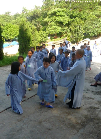 'Cậu ấm cô chiêu' lên chùa tập tu ảnh 7