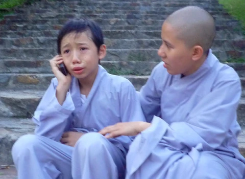 Cứ đến chiều tối hầu như các em đều muốn gọi điện thoại về cho gia đình. Ảnh:Hải Đăng