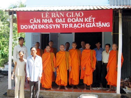 Hội đoàn kết Sư sãi yêu nước TP. Rạch Giá trao tặng nhà Đại đoàn kết