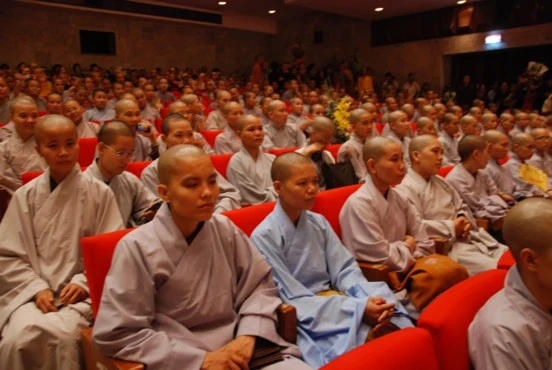 Hà Nội: Bế giảng khoá V và khai giảng khoá VI Học viện PGVN tại Hà Nội ảnh 18