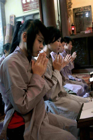 Giới trẻ Hà thành vào chùa học Đạo