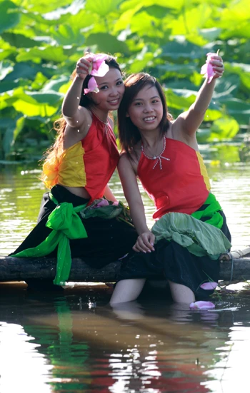 Yếm thắm và sen hồng.