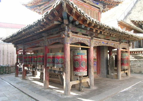 Một ngôi chùa cổ ở Ganzi. Ảnh: Kim Sơn.