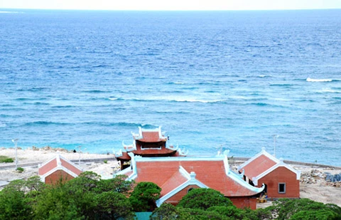 Quần thể chùa Song Tử Tây có tầm nhìn rất đẹp hướng ra Thái Bình Dương.