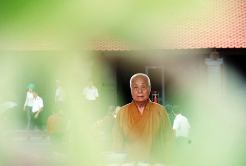 Phút trầm tư của Hòa thượng Thích Thanh Đàm dưới cổng tam quan. Phút trầm tư của Hòa thượng Thích Thanh Đàm dưới cổng tam quan.