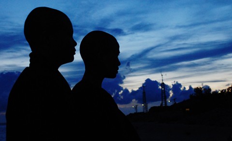 Hai nhà sư đi trong bóng chiều buông trên đảo xa. Hai nhà sư đi trong bóng chiều buông trên đảo xa.