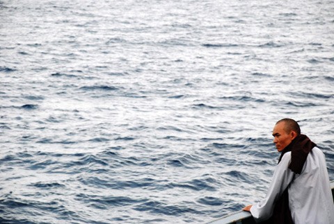 Trầm ngâm trên boong tàu Vạn Hoa 737 trung chuyển vào đảo Song Tử Tây. Trầm ngâm trên boong tàu Vạn Hoa 737 trung chuyển vào đảo Song Tử Tây.