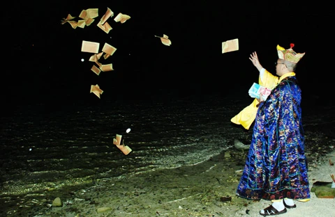 Thượng tọa Thích Giác Nghĩa làm lễ cầu siêu cho các anh hùng liệt sĩ hy sinh ở quần đảo Trường Sa.