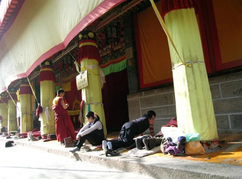 Phật tử cầu nguyện trong các ngôi chùa cổ.