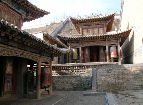 Các bậc thang đá, mái ngói cong là nét kiến trúc đặc trưng ở nơi đây.