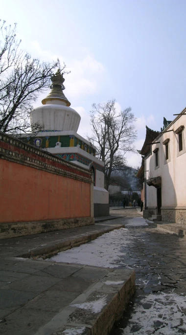 Những con ngõ nhỏ sâu và quanh co ở Ganzi.