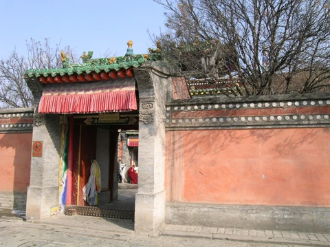 Trong tiết trời giá lạnh, ánh nắng vẫn chiếu rực rỡ trên những mái nhà và đền chùa.