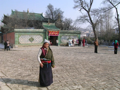 Phật tử khắp nơi hành hương tới nhưng ngôi chùa ở vùng Kham.