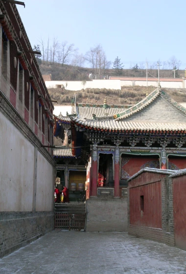 Những ngôi chùa nằm trên đồi cao. Đây là một lối đi dốc trong chùa.