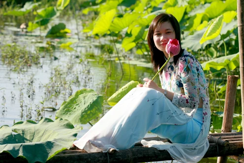 Thiếu nữ duyên dáng bên hoa sen.