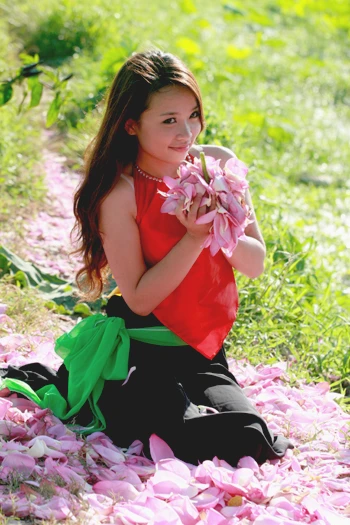 Tận dụng những cánh hoa sen bỏ đi để làm nền chụp ảnh.