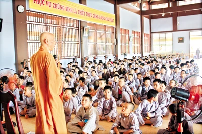 Nghỉ hè đưa con... lên chùa ảnh 1