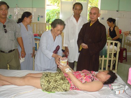 Thăm và tặng quà bệnh nhân nghèo tại BV Đa khoa khu vực Quảng Nam Bàn giao nhà tình nghĩa cho người nghèo Người dân phấn khởi đón nhận tình cảm và những hiện vật hết sức ý nghĩa