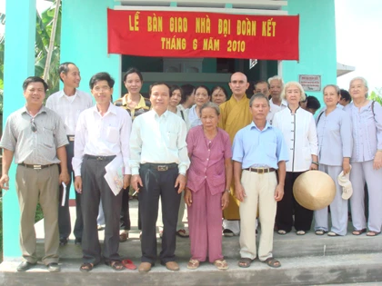 Thăm và tặng quà bệnh nhân nghèo tại BV Đa khoa khu vực Quảng Nam Bàn giao nhà tình nghĩa cho người nghèo Người dân phấn khởi đón nhận tình cảm và những hiện vật hết sức ý nghĩa