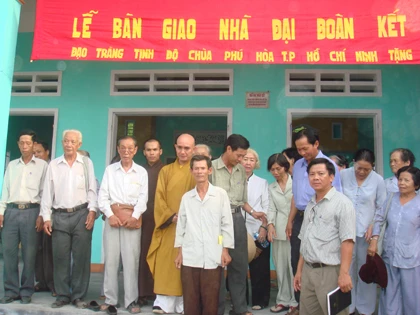 Thăm và tặng quà bệnh nhân nghèo tại BV Đa khoa khu vực Quảng Nam Bàn giao nhà tình nghĩa cho người nghèo Người dân phấn khởi đón nhận tình cảm và những hiện vật hết sức ý nghĩa