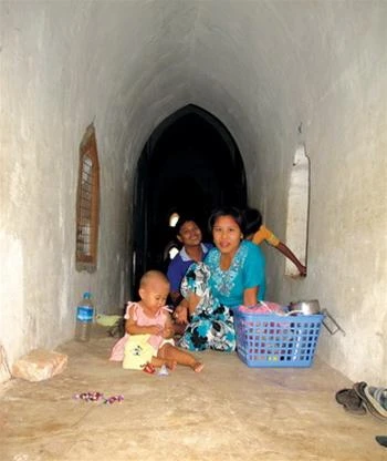 Một gia đình nghèo vào đền Ananda trốn nóng