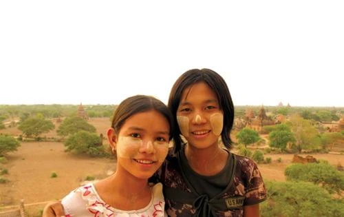 Cô bé Kthwemoe (trái) và bạn đang bán hàng ở đền Shwe San Daw