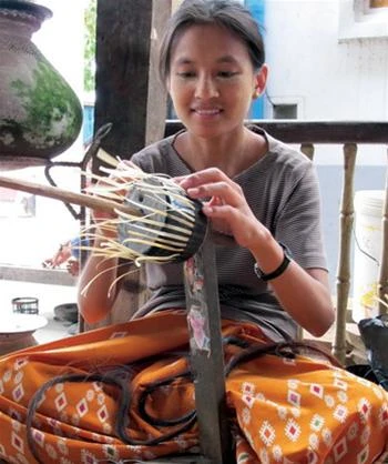Nữ nghệ nhân Bagan đang chế tạo đồ thủ công
