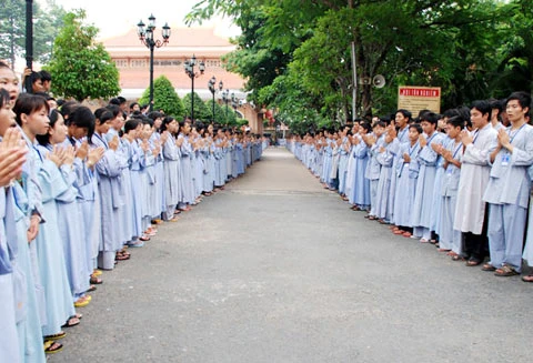 Các bạn trẻ mặc áo lam nghiêm trang trong buổi lễ khai giảng khóa học.