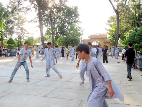 Hàng nghìn bạn trẻ vui chơi vào buổi chiều ở sân chùa trong bộ áo lam. Ảnh: Hải Duyên.