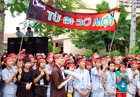 Các bạn còn được chia thành các nhóm tham gia trò chơi vận động. Thầy Tâm Lượng, phụ trách Ban tri khách nhà chùa cho biết, trước đây khóa tu dành cho tất cả các đối tượng từ già đến trẻ có nhu cầu lên chùa tu luyện đạo đức. Nhưng 2 năm nay, nhà chùa dành toàn bộ khóa học này cho các bạn trẻ. "Đây là ý niệm của thầy chủ trì. Theo thầy, thế hệ trẻ là quan trong nhất đối với quốc gia. Các em cần được giáo dục và tu luyện để trở thành người tốt, làm chủ đất nước. Ban đầu, nhà chùa chỉ tổ chức một khóa, học trong vòng một tuần vào mùa hè, nhưng càng ngày lượng người đến đăng ký càng đông nên phải chia thành hai đợt. Tháng 7 tới sẽ khai giảng khóa học thứ 2", thầy Tâm Lượng nói. Hàng nghìn bạn trẻ vui chơi vào buổi chiều ở sân chùa trong bộ áo lam. Ảnh: Hải Duyên. Vì các em còn nhỏ, không dậy sớm được như sư thầy nên buổi học được khởi đầu vào 4h30 phút sáng. Các học viên tập thể dục, ăn sáng và thỉnh giảng. Vào buổi chiều, các bạn tham dự pháp đàn (buổi giao lưu) với bạn bè, sư thầy về các chủ đề liên quan đến đạo đức, lối sống. Thậm chí, một số đề tài nóng bỏng như bạo lực học đường cũng được đưa vào giảng dạy. Những học sinh đến đây thuộc mọi thành phần, đối tượng. Sau khi làm thủ tục nhập học, các em sẽ được kiểm tra đầu tóc và mua đồng phục để mặc khi ở chùa. Ai không có tiền sẽ được nhà chùa hỗ trợ. Hàng nghìn phật tử nhí ngồi đọc sách Vu Lan. Ảnh: H.P. Nhiều em ngày đầu còn bỡ ngỡ nhớ nhà nhưng chỉ thời gian ngắn đã gắn bó nơi đây. Cha mẹ lên đón lại không muốn về. Có những em được coi là thành phần bất hảo trong xã hội, ở nhà quậy phá cha mẹ, không nghe lời người lớn thì chỉ một thời gian ngắn học tập, đã biết hối lỗi. Từng là một cô gái quậy phá, bỏ học nhiều lần làm bố mẹ đau lòng, Phương được gia đình đưa lên chùa học tu. Sau khóa học tu mùa hè năm ngoái, Phương xin ở lại chùa làm công quả, đến nay đã được một năm. Cô bé bày tỏ sự hối hận vì đã có những ngày tháng sống vô ích. "Em biết ơn các thầy ở đây rất nhiều vì đã giúp em nhận ra sai lầm của mình. Mỗi lần về với gia đình em lại thấy nhớ mọi người trên đây. Em sẽ ở lại đây trong một thời gian ngắn nữa rồi về đi học. Giờ nghĩ lại quãng thời gian trước đây em thấy thương ba mẹ nhiều lắm", Phương ngậm ngùi chia sẻ. Nhiều bạn trẻ khác cho biết, được cha mẹ gửi lên chùa là để cho tâm thanh tịnh và học đạo làm người, biết chữ hiếu và sống tốt hơn. Không chỉ là nơi dành cho những người xuất gia đến tụng kinh, niệm phật, chùa Hoằng Pháp nhiều năm nay đã trở thành một địa chỉ quen thuộc của các phật tử trẻ đến đây tu luyện tâm đức. Vào mỗi buổi chiều, khuôn viên của nhà lại tấp nập với hàng nghìn bạn trẻ trong bộ áo lam chơi đùa vui vẻ sau một ngày tu luyện. Các bạn trẻ ở đây đến từ khắp nơi, có bạn tận Hà Nội, hay tỉnh miền Trung, thậm chí có trẻ ở tận nước ngoài cũng được gia đình gởi đến học.