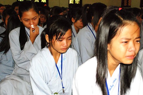 Các bạn trẻ giác ngộ, khóc thương bố mẹ sau khi được nghe giảng về đạo làm con và chữ hiếu. Các bạn trẻ giác ngộ, khóc thương bố mẹ sau khi được nghe giảng về đạo làm con và chữ hiếu.