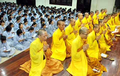 Sau đó, các bạn chỉnh tề ngồi nghe các sư thầy giảng dạy.