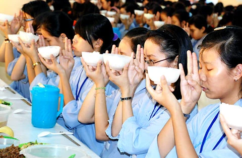 Trước khi ăn các phật tử phải niệm phật