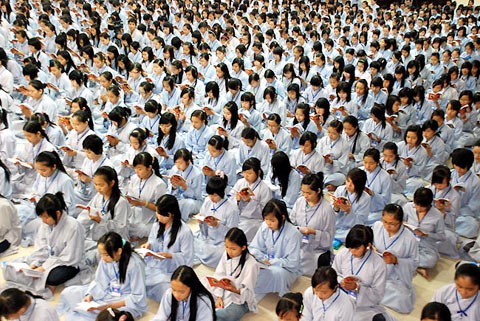 Hàng nghìn phật tử nhí ngồi đọc sách Vu Lan. Ảnh: H.P. Hàng nghìn phật tử nhí ngồi đọc sách Vu Lan. Ảnh: H.P.