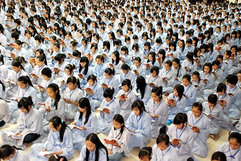 Hàng nghìn phật tử nhí ngồi đọc sách Vu Lan. Ảnh: H.P.