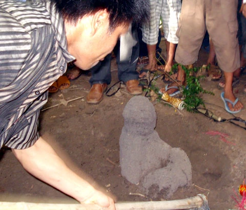 Gò đất có hình tượng phật mọc lên giữa vườn cao su. Ảnh: Nguyệt Kiều.