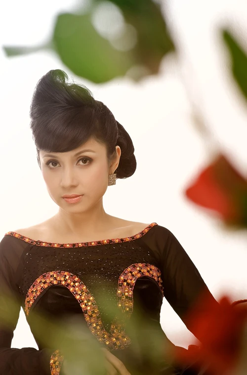 Khi nhắc về những chuyện đã qua, đôi mắt của "người đàn bà đẹp" ngân ngấn lệ.