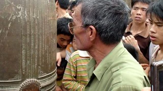 Dân làng bên chiếc chuông cổ. Ảnh Bee