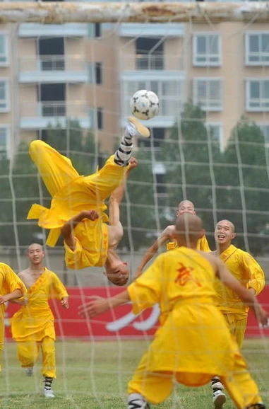 Màn trình diễn tuyệt đẹp của đội bóng Thiếu Lâm ảnh 1