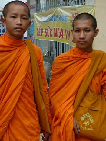 Sư Danh Trăng, sư Danh Điền tự tin vào kỳ thi đại học đợt 2. Sư Danh Trăng, sư Danh Điền tự tin vào kỳ thi đại học đợt 2.