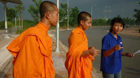 Thành viên đội Tiếp sức mùa thi 2010 (trường Đại học An Giang), chỉ phòng thi cho sư Danh Trăng, sư Danh Điền.