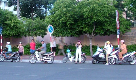 Rất nhiều người đi đường đã dừng xe chiêm ngưỡng hiện tượng thiên nhiên kỳ thú.