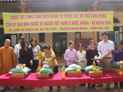 Tặng quà cho học sinh và đồng bào nghèo tại xã Tây Cốc ảnh 1