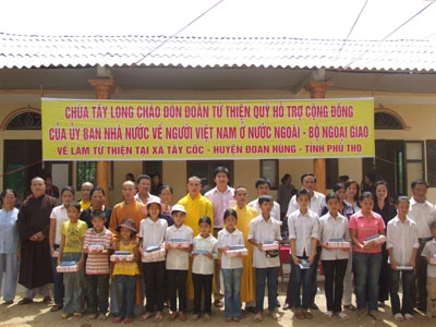 Tặng quà cho học sinh và đồng bào nghèo tại xã Tây Cốc ảnh 6