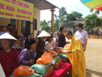 Tặng quà cho học sinh và đồng bào nghèo tại xã Tây Cốc ảnh 2 Tặng quà cho học sinh và đồng bào nghèo tại xã Tây Cốc ảnh 2