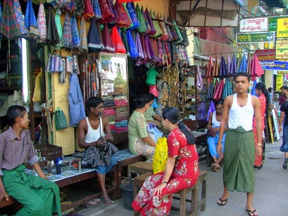 Một cửa hiệu bán và sửa ô trên con phố buôn bán ở Yangon.